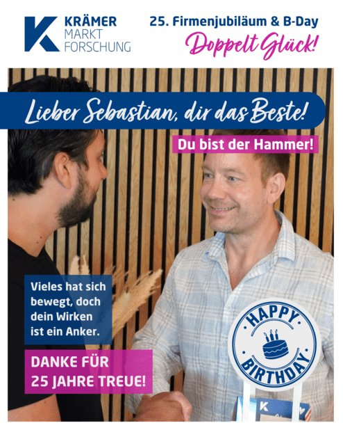 Zwei Männer in einem Meetingraum schütteln sich die Hände, um 25 Jahre Treue und einen Geburtstag zu feiern.