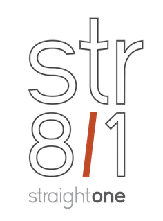 Logo mit der Schrift „str8/1“ und dem Wort „straightone“ darunter, in modernem Gestaltungsstil.