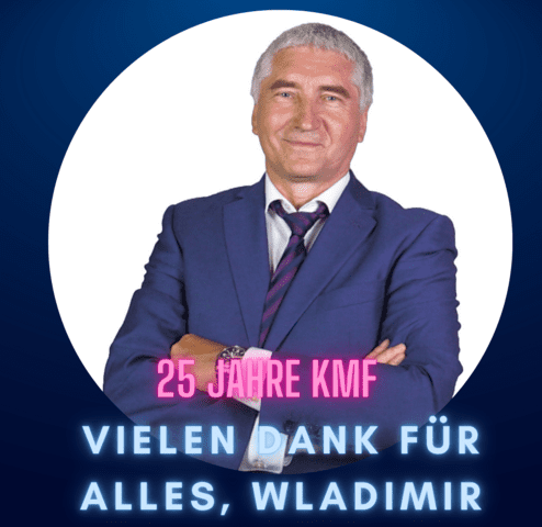 Portrait eines Mannes in Anzug mit verschränkten Armen, umgeben von einem blauen Hintergrund und dem Text: „25 Jahre KMF“.